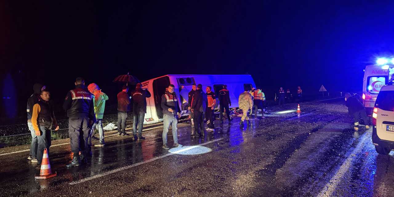 Düzensiz göçmenleri taşıyan minibüs devrildi: 1 kişi ölü, 22 kişi yaralandı