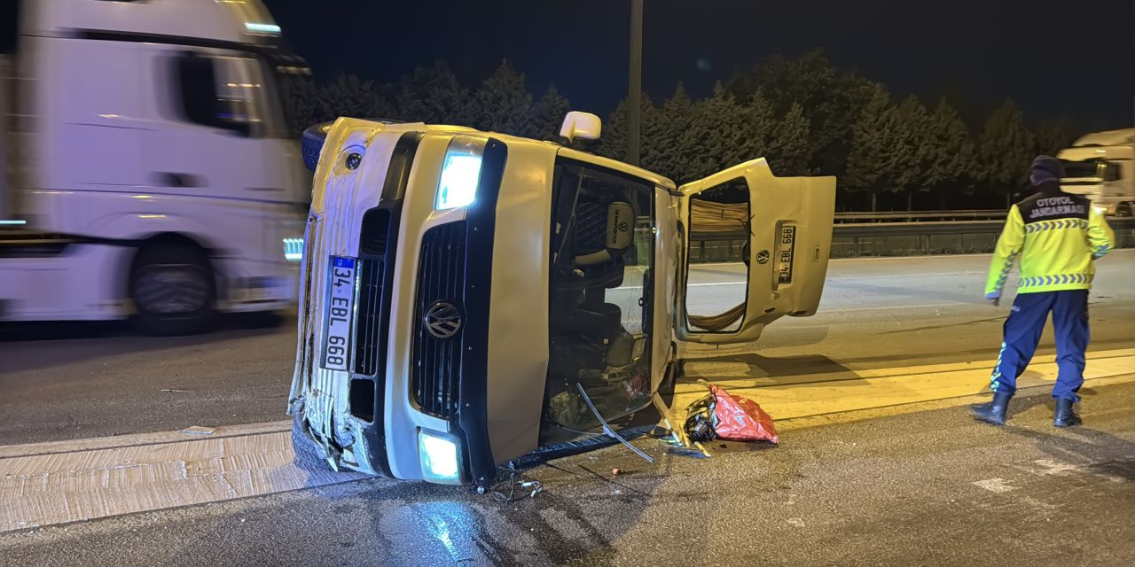 İzmit’te gece yarısı kaza: Minibüs bariyere çarpıp devrildi