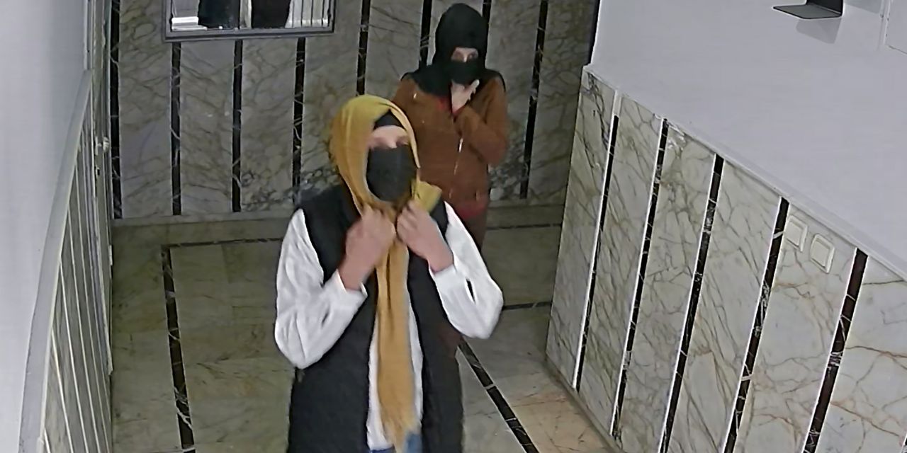 Yüzlerini eşarpla gizleyip 3 daireden 925 bin liralık altın çaldılar