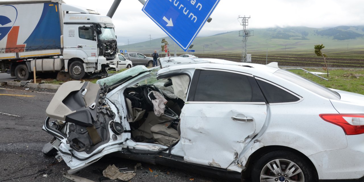 Kars’ta otomobil ve tır çarpıştı: 1 ölü 3 yaralı