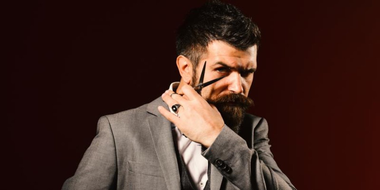 Sosyal medyada yeni trend genç erkeklere kirpiklerini kestirtiyor!