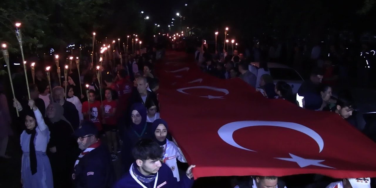 157 metrelik Türk bayrağı ile Diyarbakır'da 19 Mayıs yürüyüşü