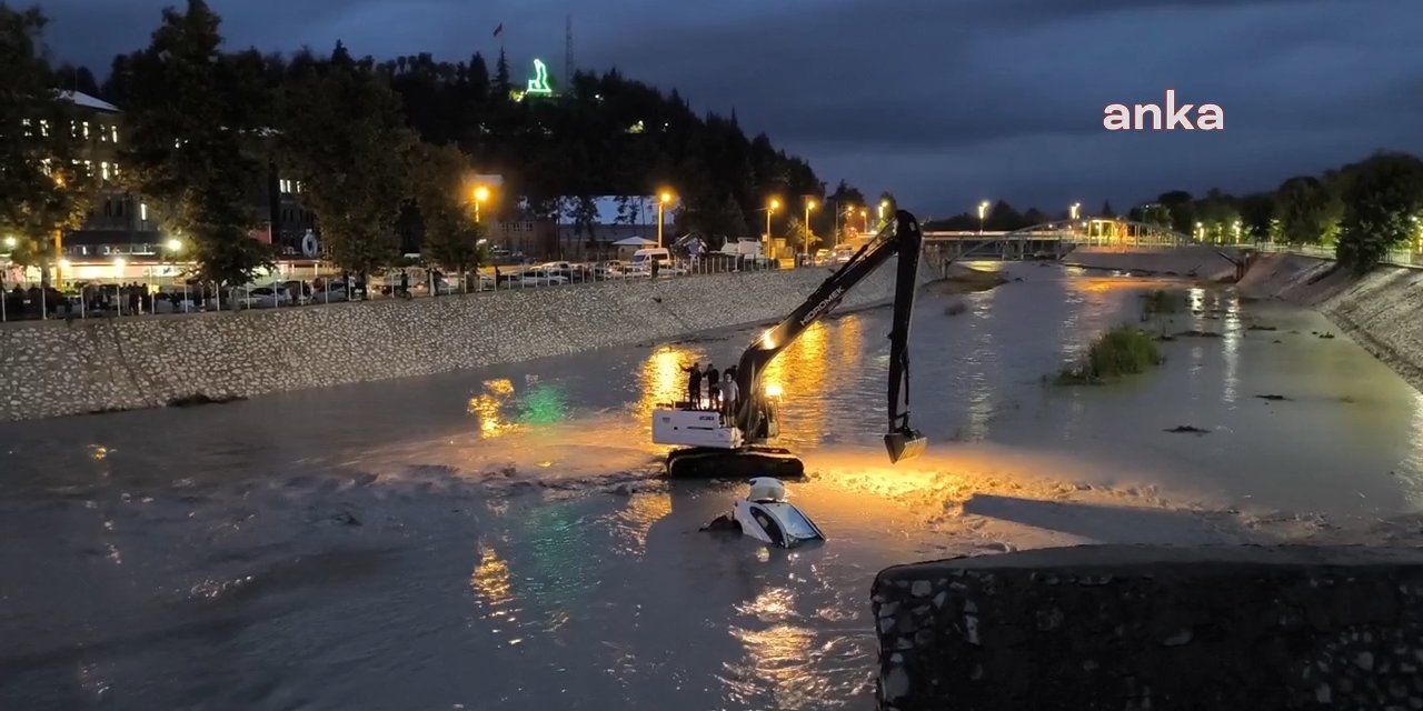 Osmaniye'de sele kapılan 7 otomobil derede sürüklendi