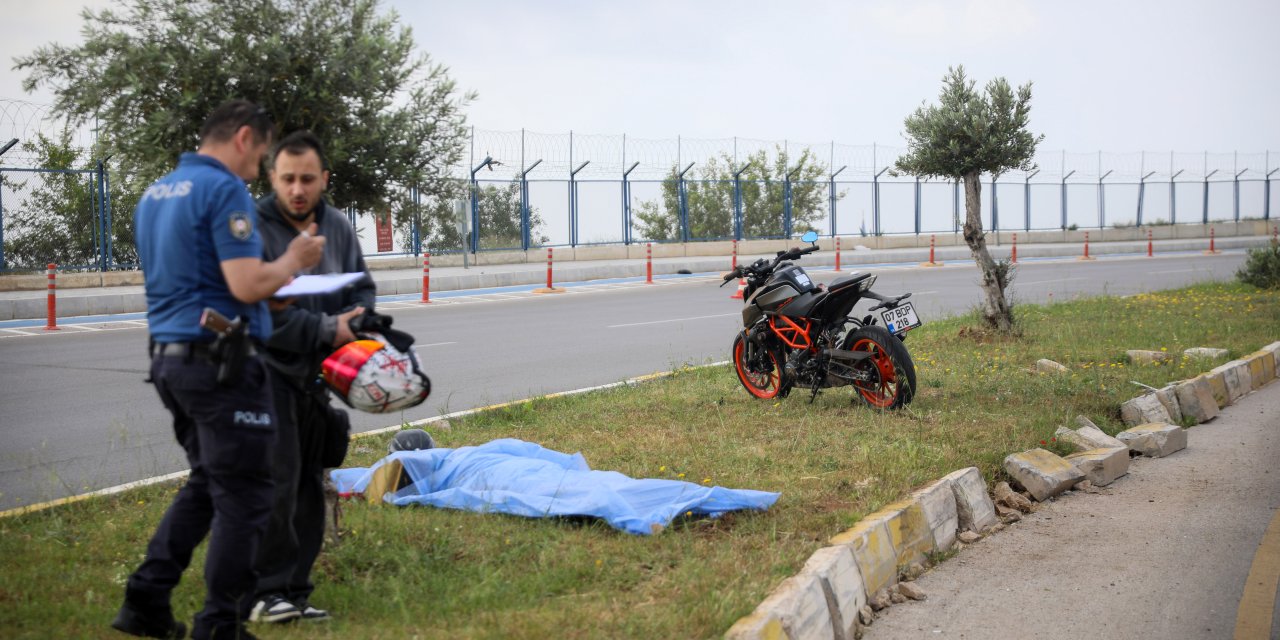 Antalya'da motosiklet refüje girdi: 1 ölü