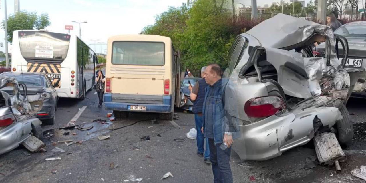Ankara'da korkutan kaza: Minibüs, kırmızı ışıkta bekleyen araçlara çarptı, 14 yaralı