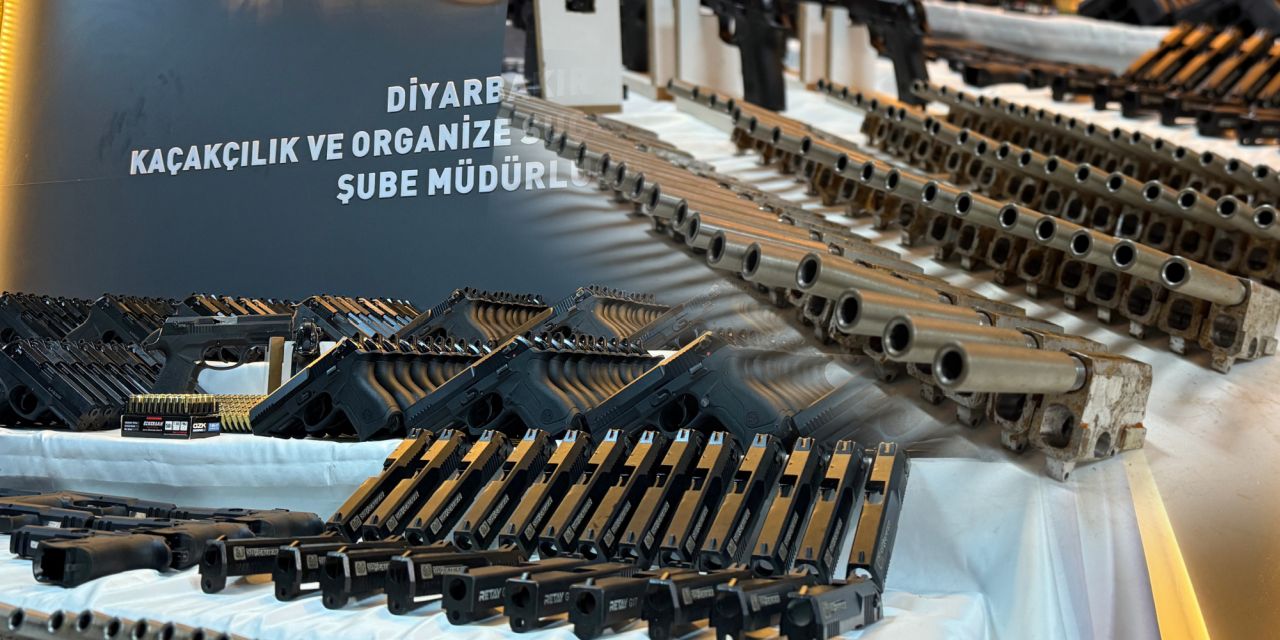 Oyuncakçı süsü vermişlerdi, polis baskınında cephanelik ortaya çıktı