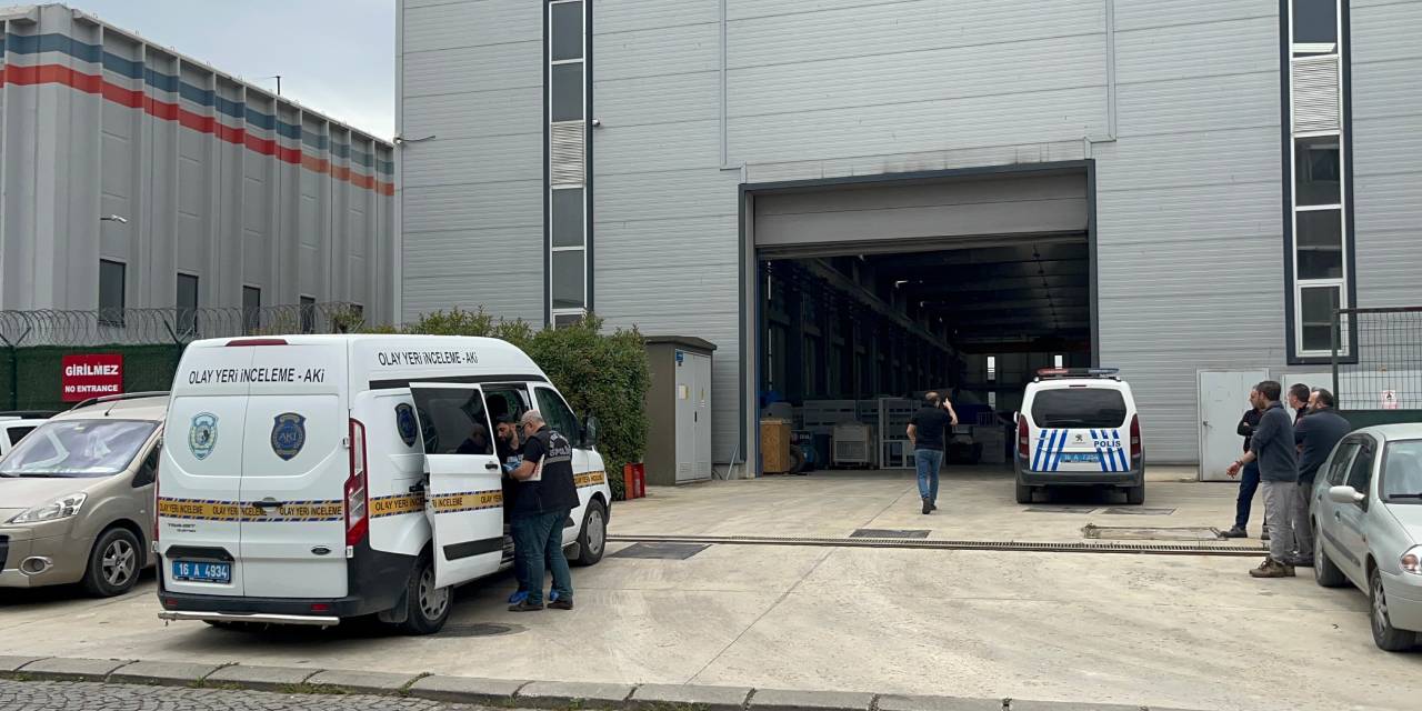 Fabrika işçisi malzemelerin altında kalarak can verdi