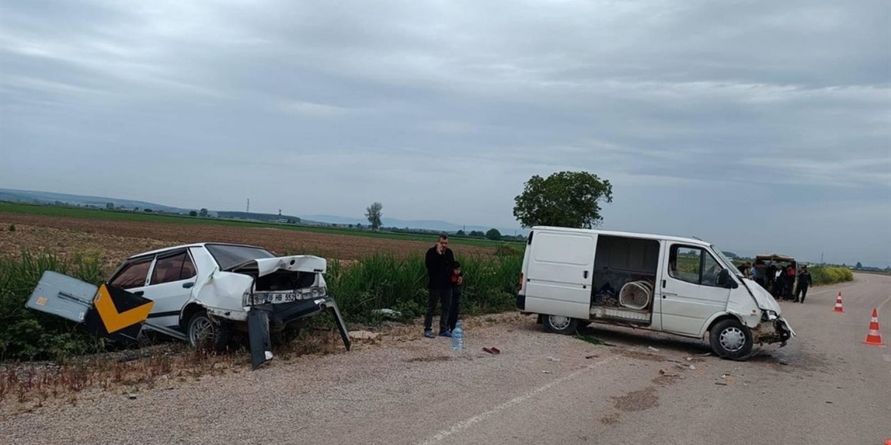 Park halindeki araca minibüs çarptı: Çok sayıda yaralı var