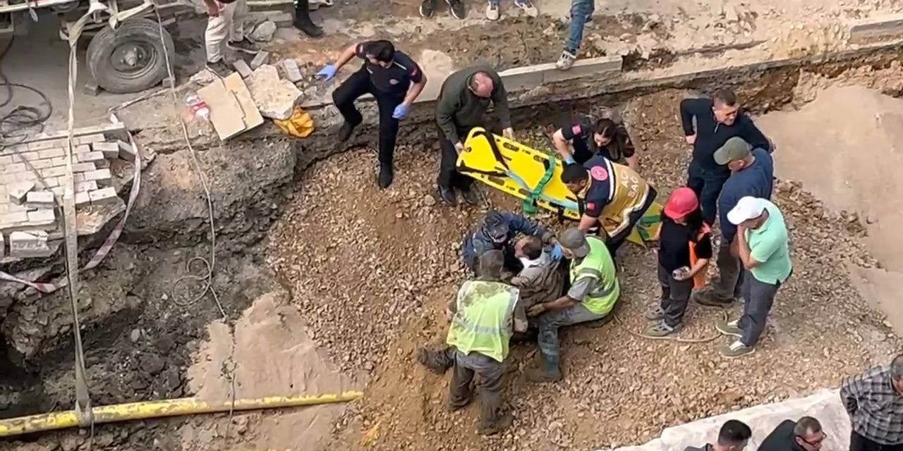 Bursa'da korku dolu anlar: Toprak altında kalan işçiyi arkadaşları kurtardı