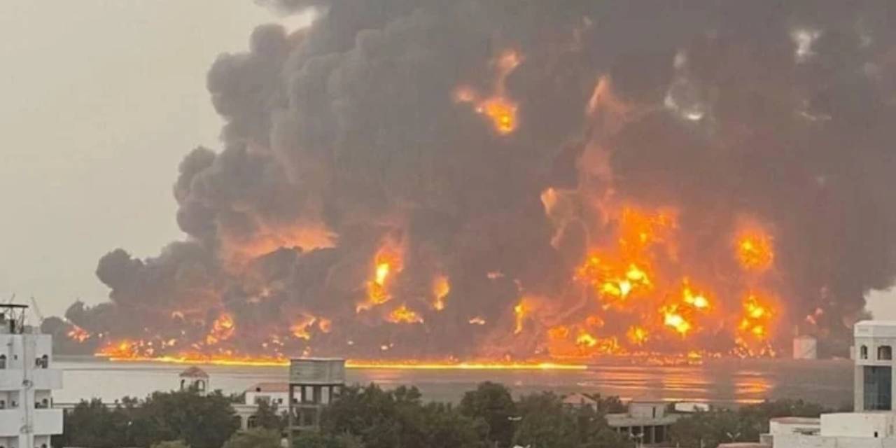 İsrail Yemen'in limanlarını bombaladı