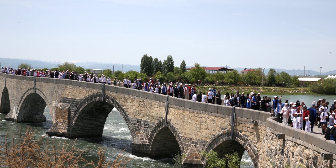Muş'ta yüzlerce genç yürüdü