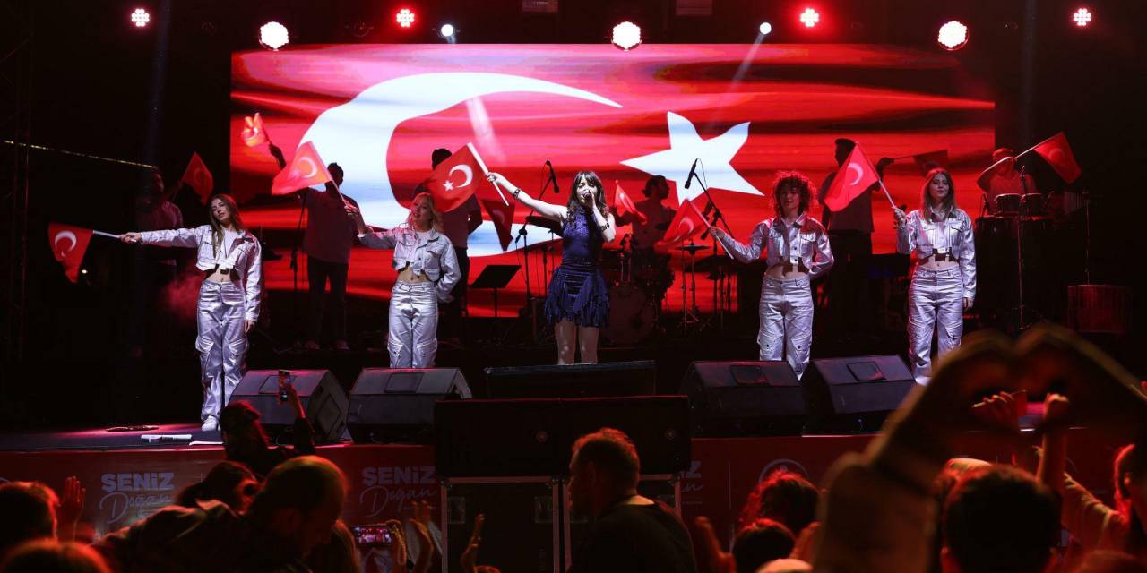 Melis Fis söyledi: 19 Mayıs coşkusu tavan yaptı