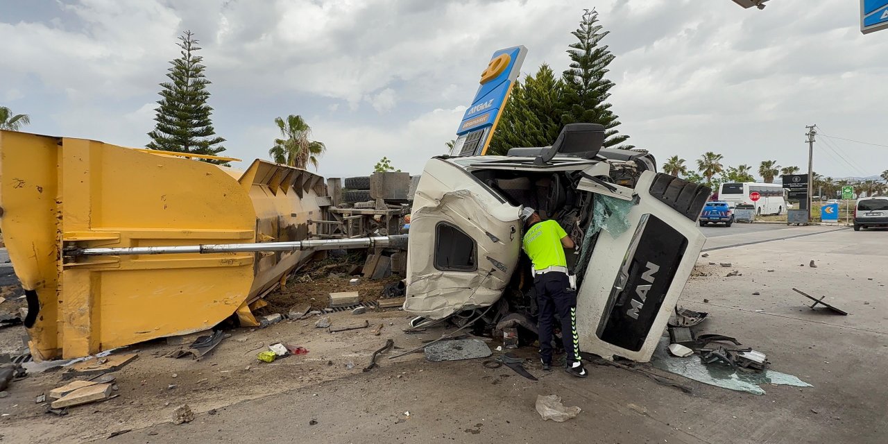 Antalya'da kamyon ortalığı savaş alanına çevirdi