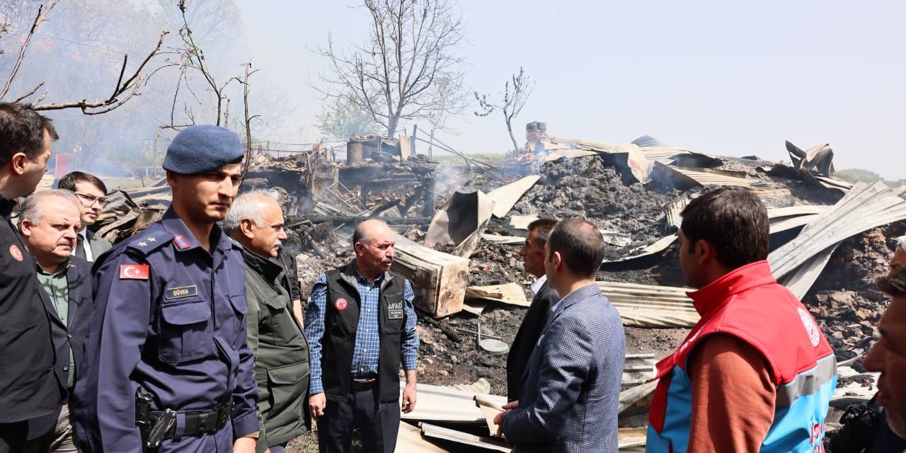 Yangında 3 ev kül oldu: Vali "yaralar sarılacak" dedi