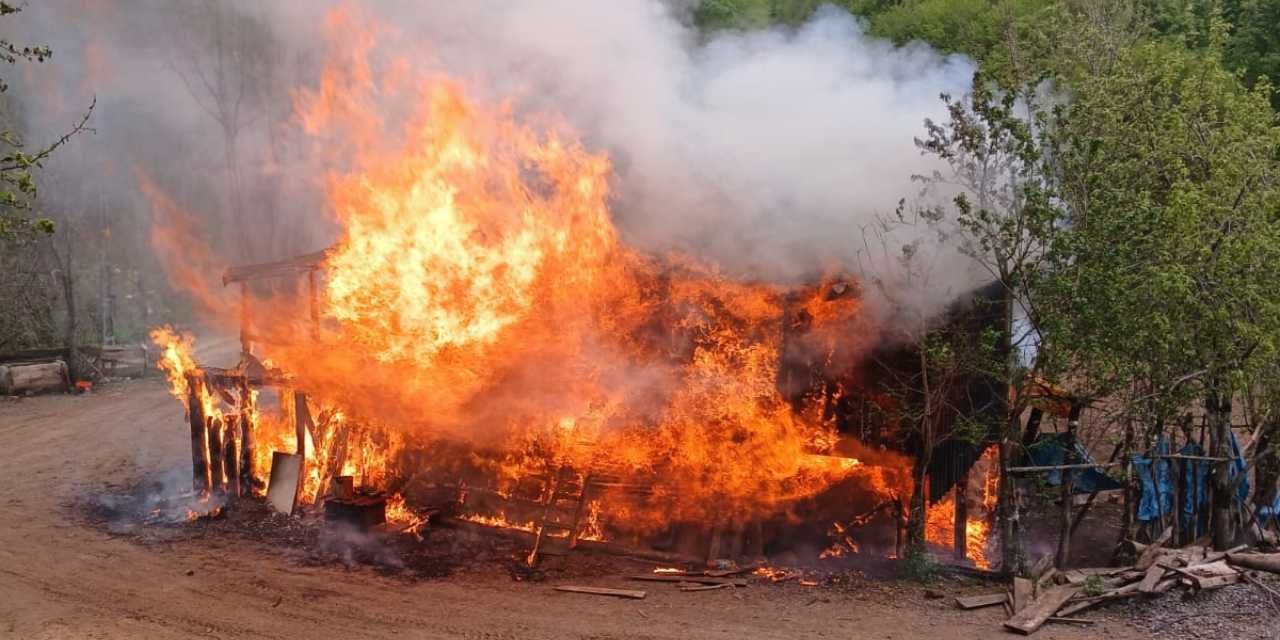 Samsun'da çıkan yangında ahşap ev alev alev yandı!