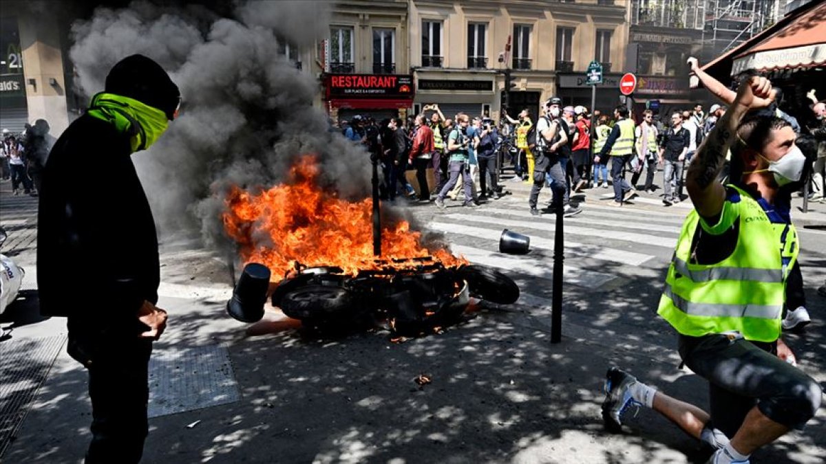Fransa'da sarı yelekliler yeniden sokağa çıktı