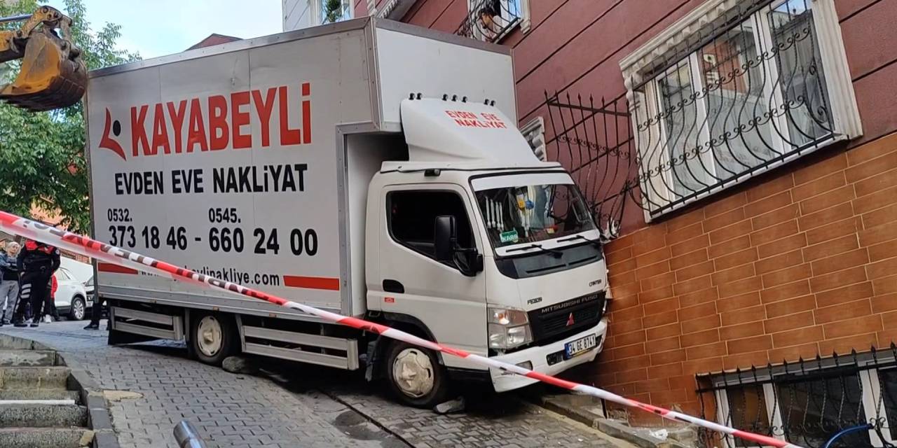 Kağıthane'de nakliye kamyonu ev taşırken apartmana çarptı