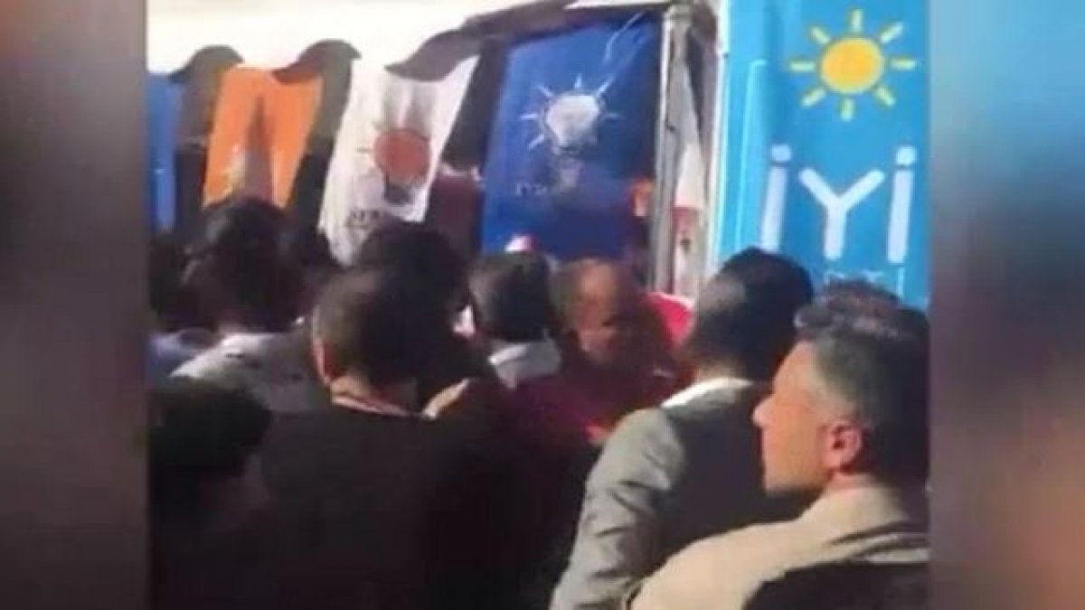 AKP bayrakları ile İYİ Parti Demokrasi çadırına saldırı