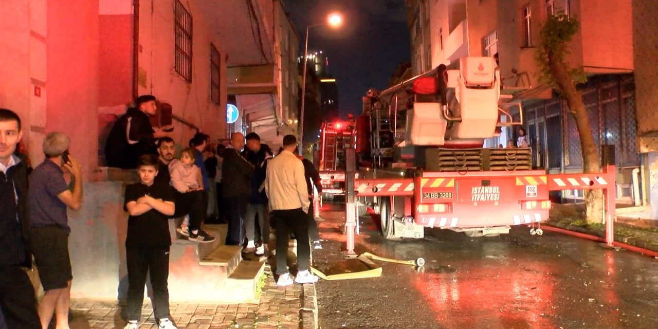 Küçükçekmece'de 7 katlı binanın çatısı alev alev yandı