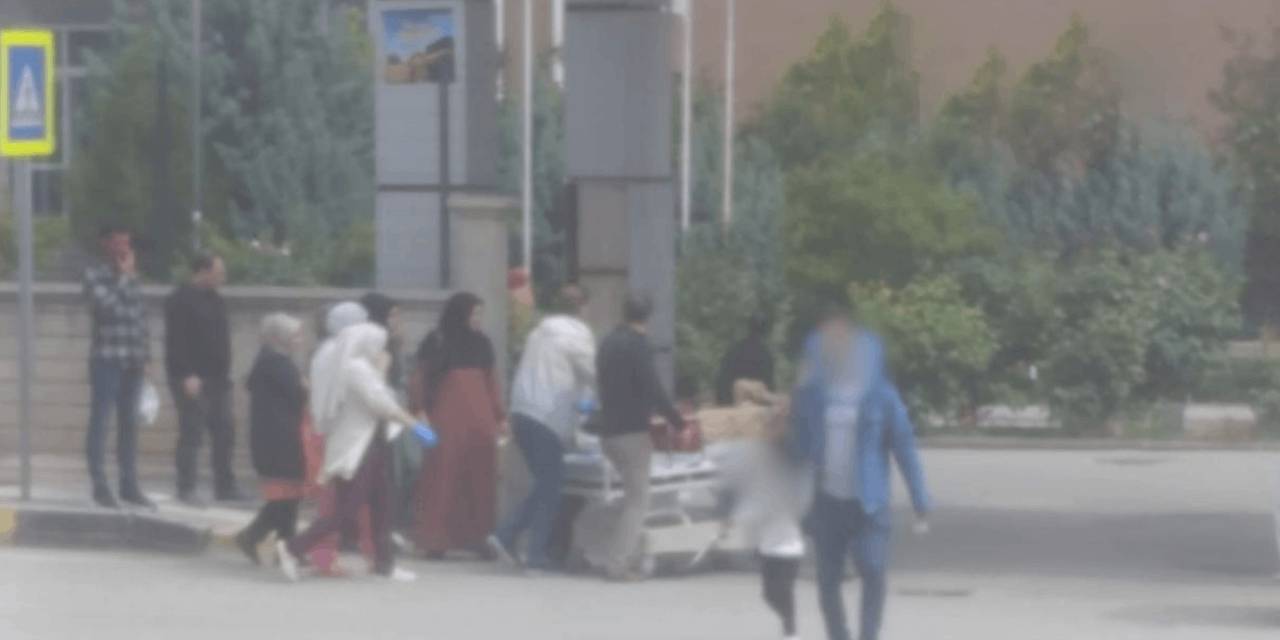 Hamile kadın, hastane kapısına ulaşamadan sokakta doğum yaptı!