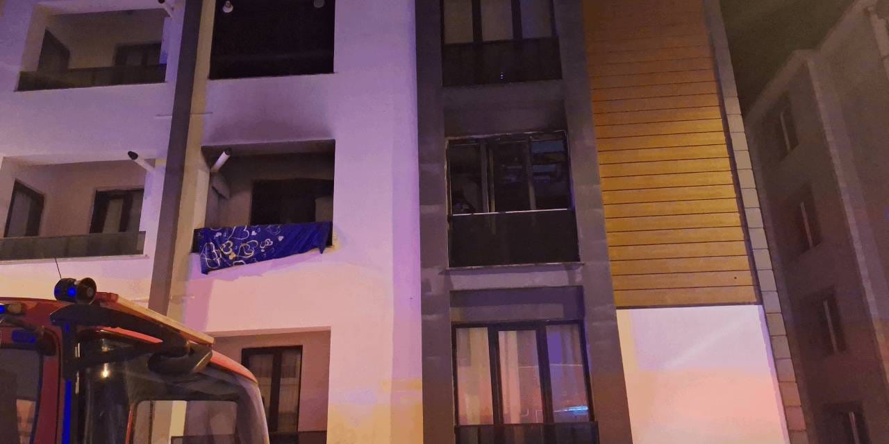 Mutfağında yangın çıkan ev kül oldu, üst kattaki aile dumandan etkilendi