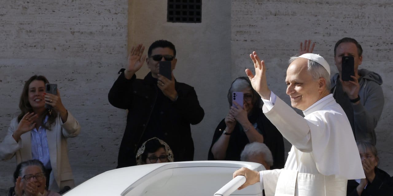 Papa 14. Leo için papalık görevine başlama töreni düzenlendi