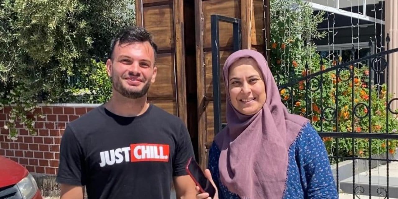 Bulduğu telefonu sahibine teslim etti