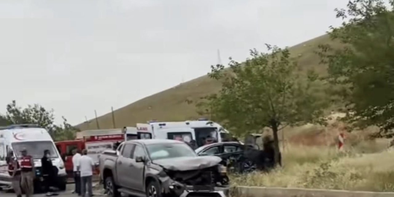 Diyarbakır'da otomobil ve kamyonet kafa kafaya girdi: 1 ölü 3 yaralı