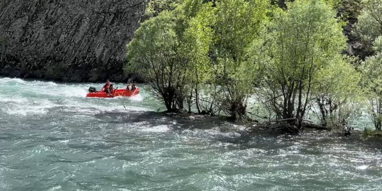 Munzur Nehri'nde akıntıya kapılan kişi adacığa sığındı