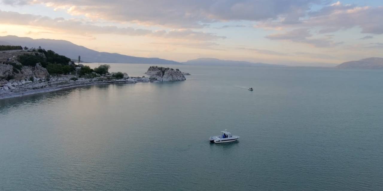 Deniz simidi ile göle girip kayboldu: Arama çalışmaları sürüyor