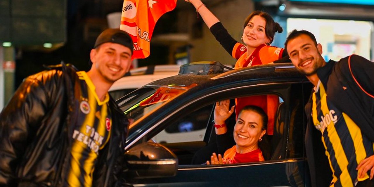 Fenerbahçe taraftarları Galatasaray'ın şampiyonluğunu kutladı