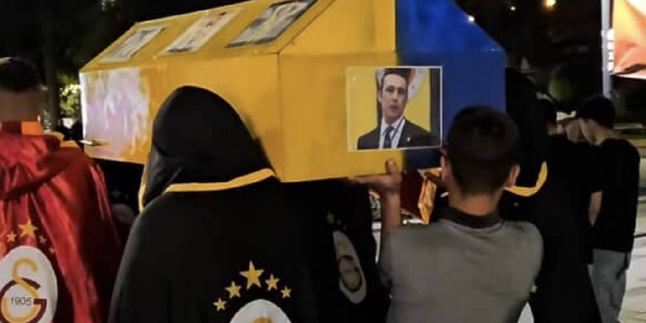 Fenerbahçe'nin tabutunu sokak sokak gezdirdiler