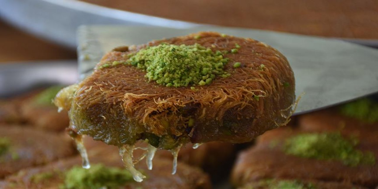 Düğünde pasta yerine burma kadayıf kesildi