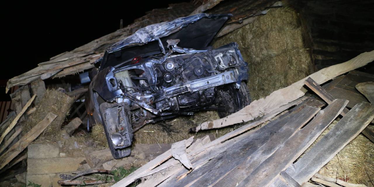 Virajı alamayan sürücü samanlığa girdi: Sıkıştığı yerden itfaiye çıkardı