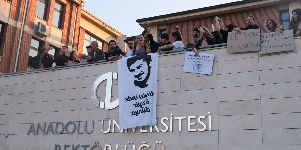 Eskişehir’de öğrenciler rektörlüğün bulunduğu alana Ali İsmail Korkmaz’ın fotoğrafını astı