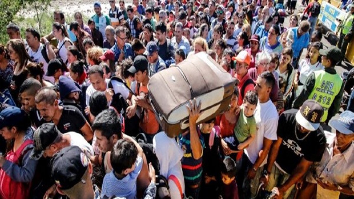 Binlerce Venezuelalı ülkesini terk etti