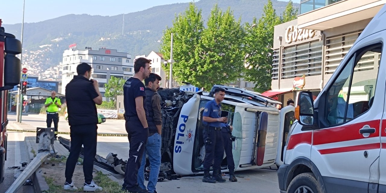 Bursa’da polis aracı kaza yaptı: Yaralılar var