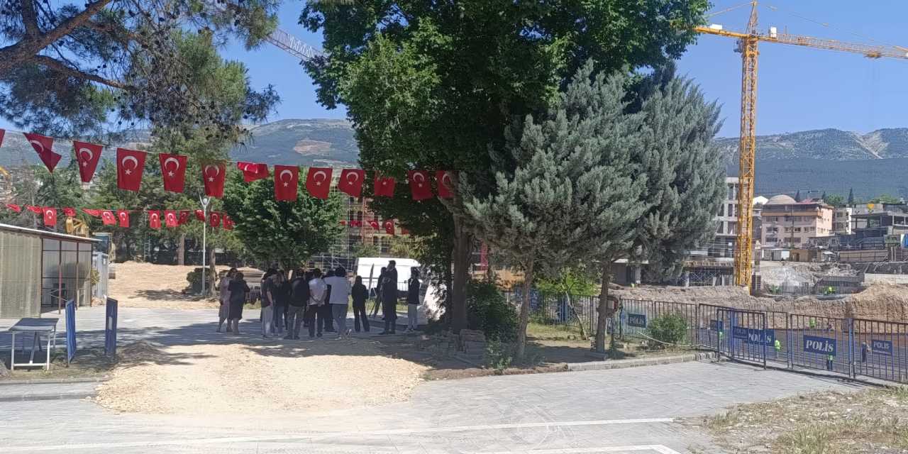 Kahramanmaraş'ta '19 Mayıs' alanı tepki çekti: Şantiyenin ortasında anma!