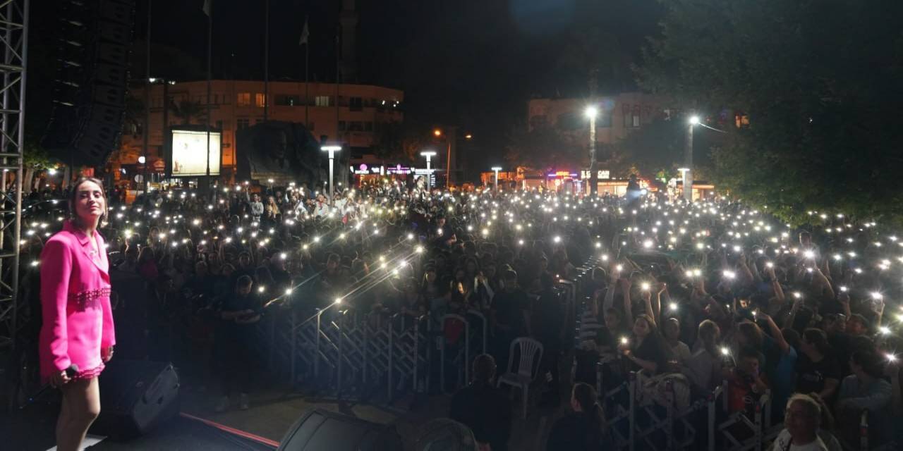 Hande Ünsal söyledi Balıkesirliler coştu