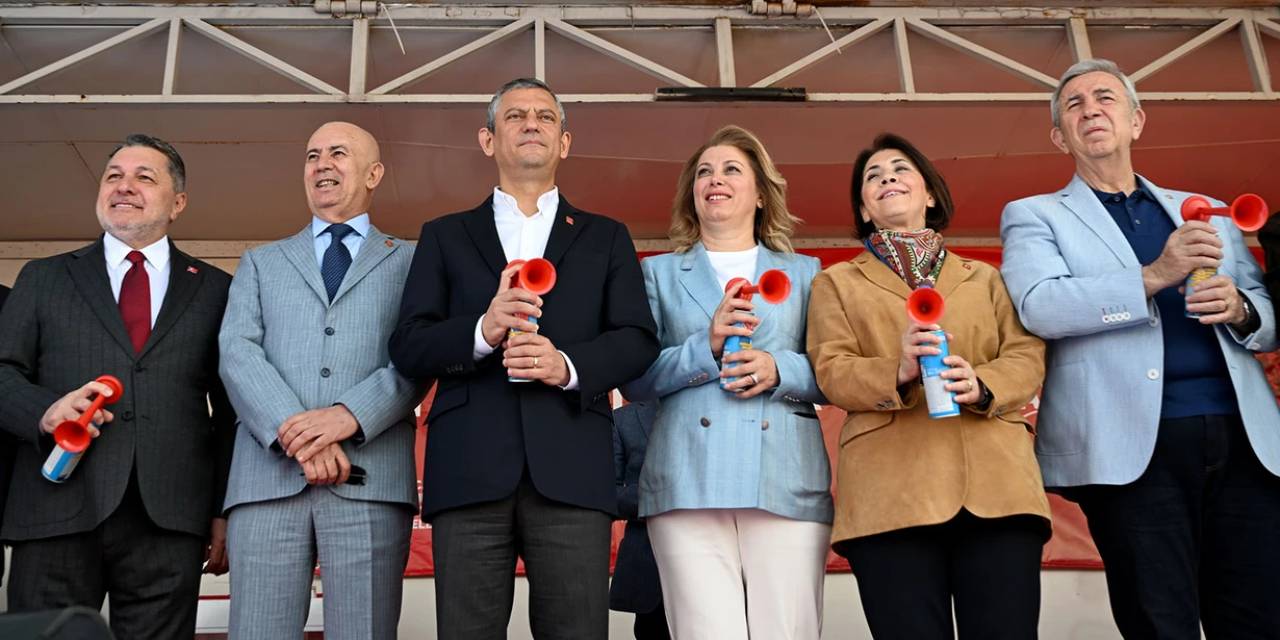 Milli sporcu üstünden çıkarıp Özgür Özel'e verdi