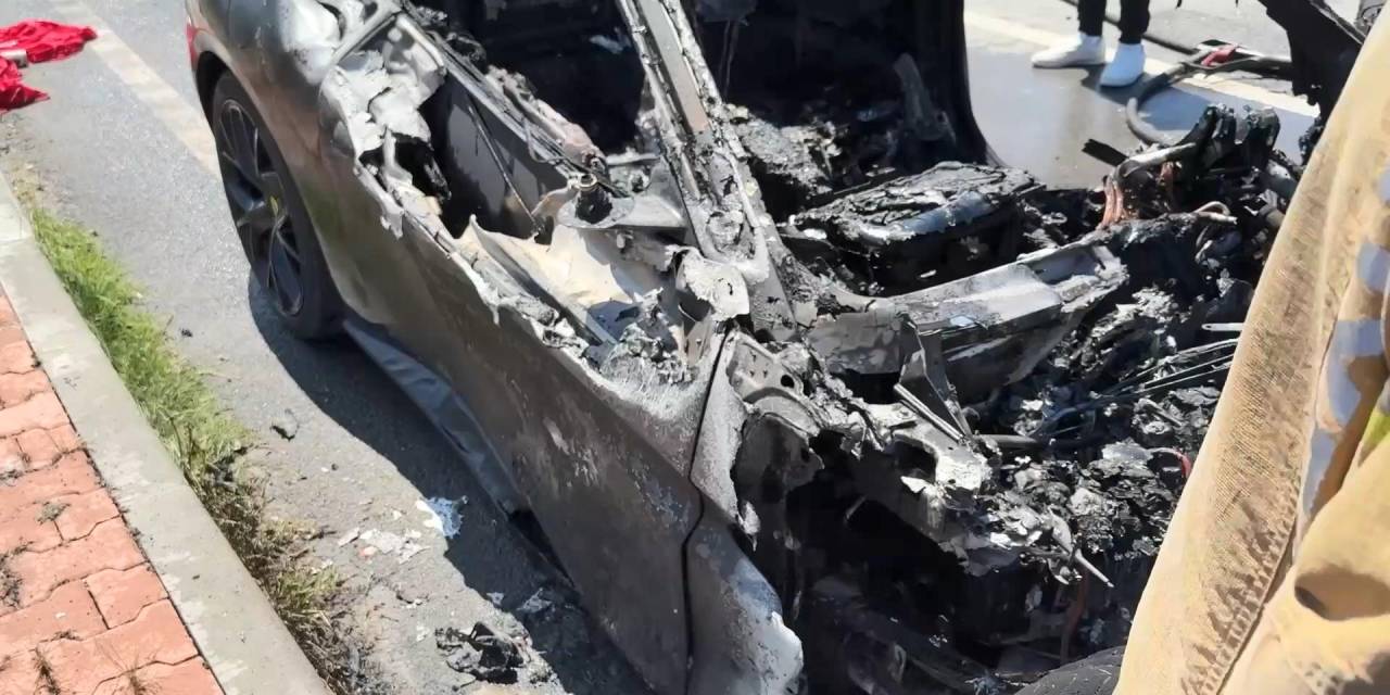 20 milyonluk araba kül oldu: Polis inceleme başlattı