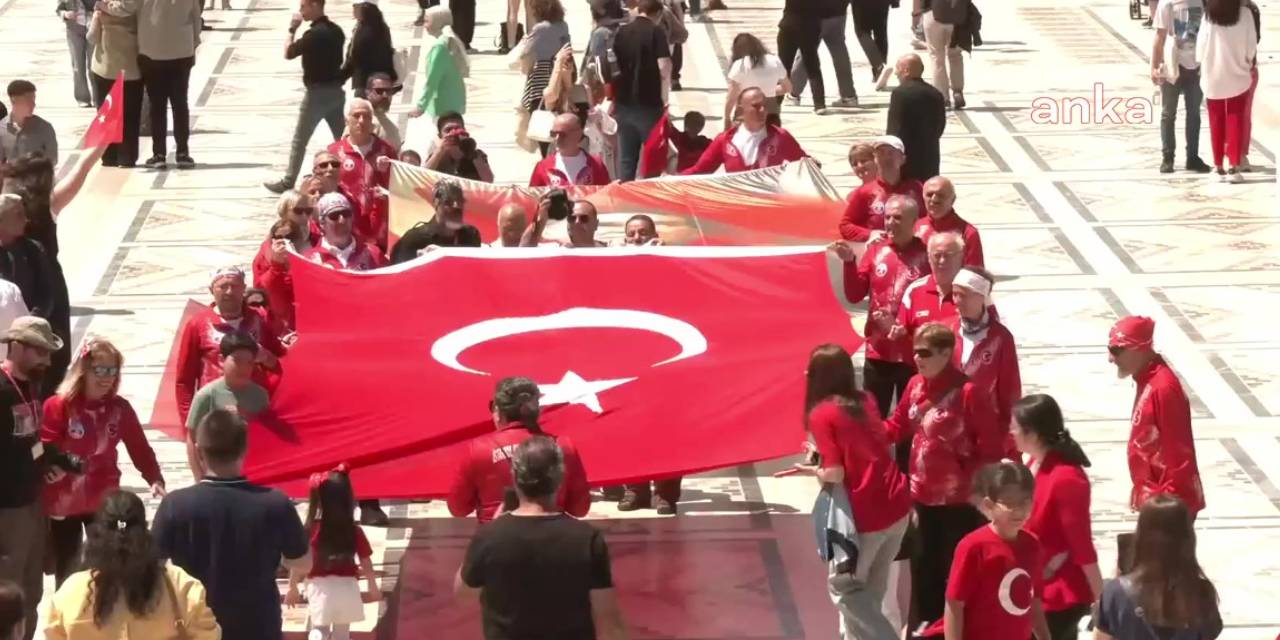 Yurttaşlar 19 Mayıs'ta da Atatürk'ün huzurundaydı
