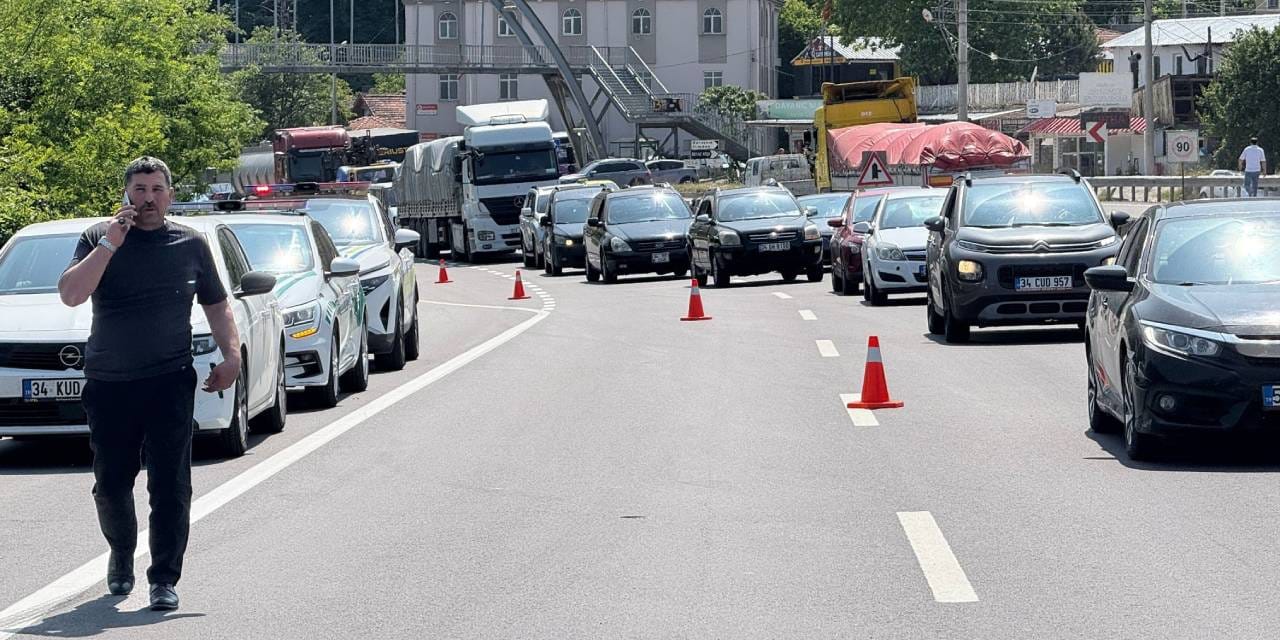 Kamyonet cipe çarptı: Trafik kilitlendi