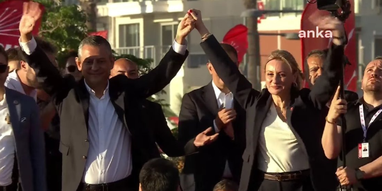Sürprizimiz var diyerek duyuruldu: Özgür Özel rozeti İzmir'de taktı
