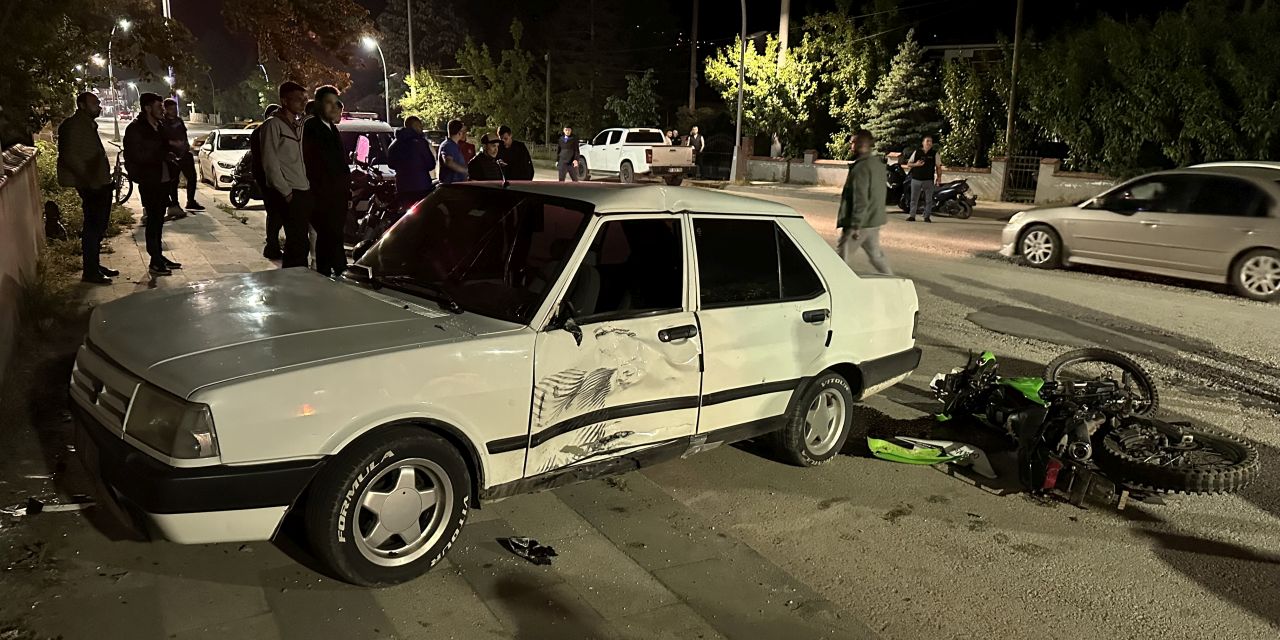 Motosikletle otomobil çarpıştı, sürücüler yaralandı