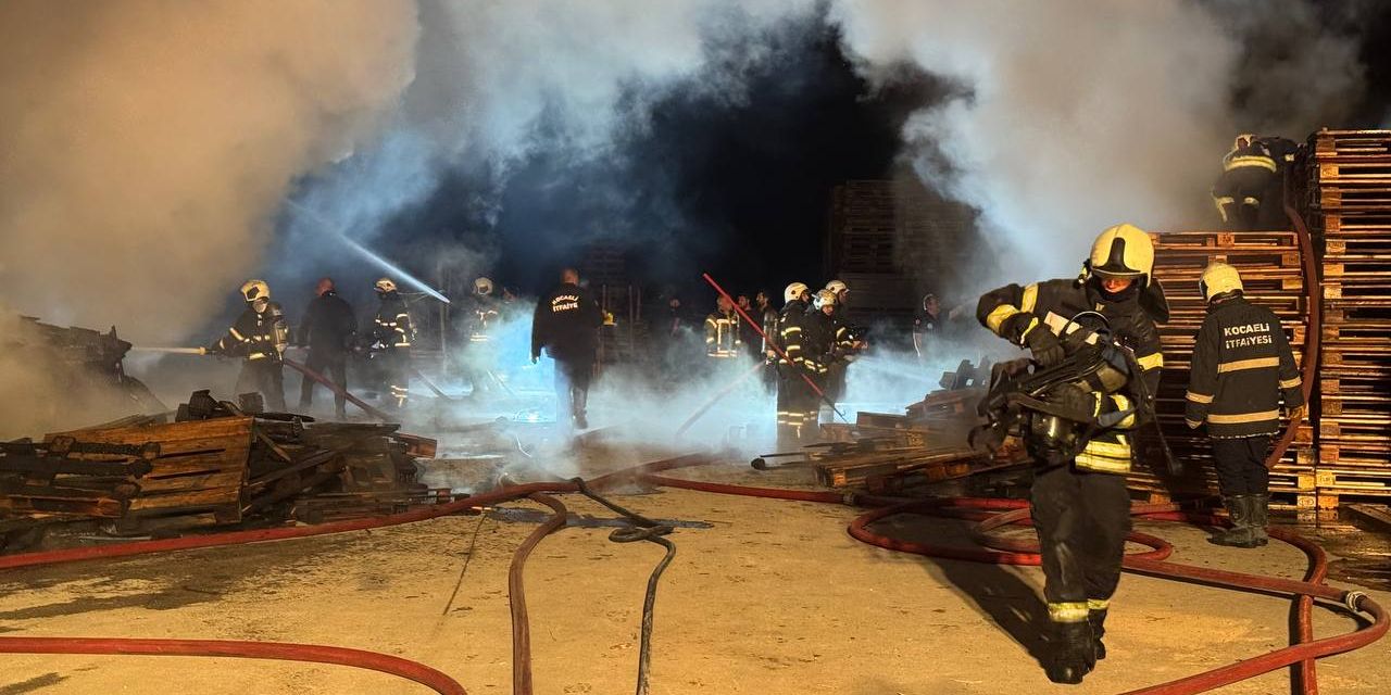 Palet deposunda korkutan yangın! Ekipler zamanla yarıştı