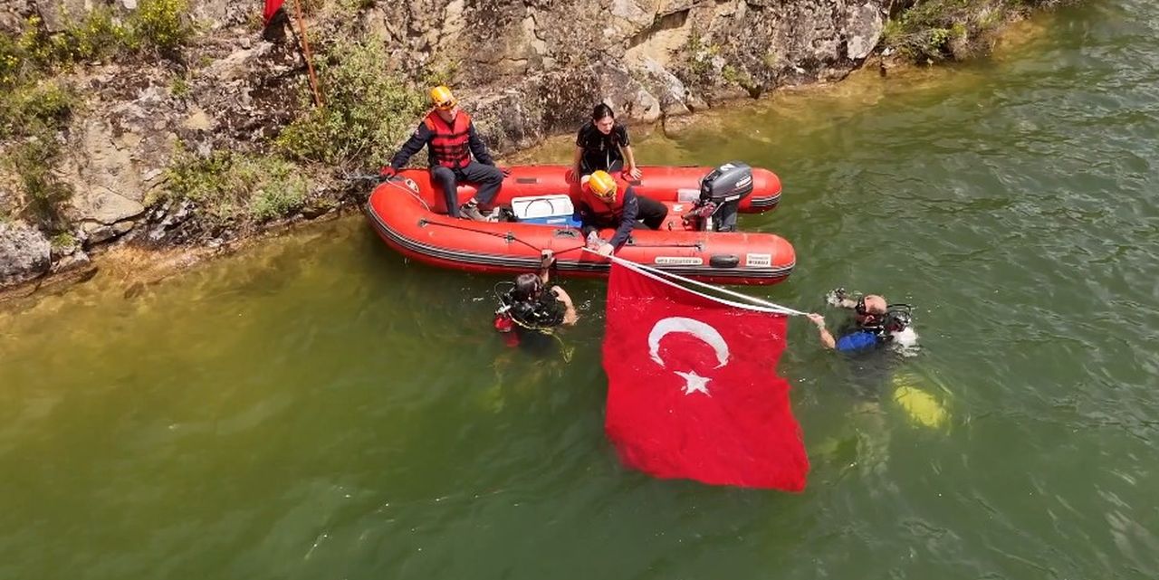 Gölette bayrak açtılar: 19 Mayıs’ı böyle kutladılar