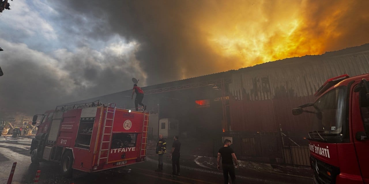 Mersin'de fabrika yangını: Patlama sesleri duyuldu!