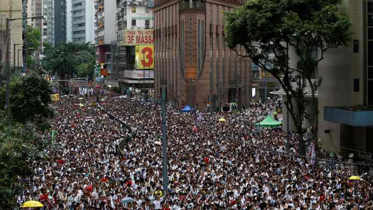 Hong Kong'da sınırdışı tasarısına karşı yüz binler sokakta