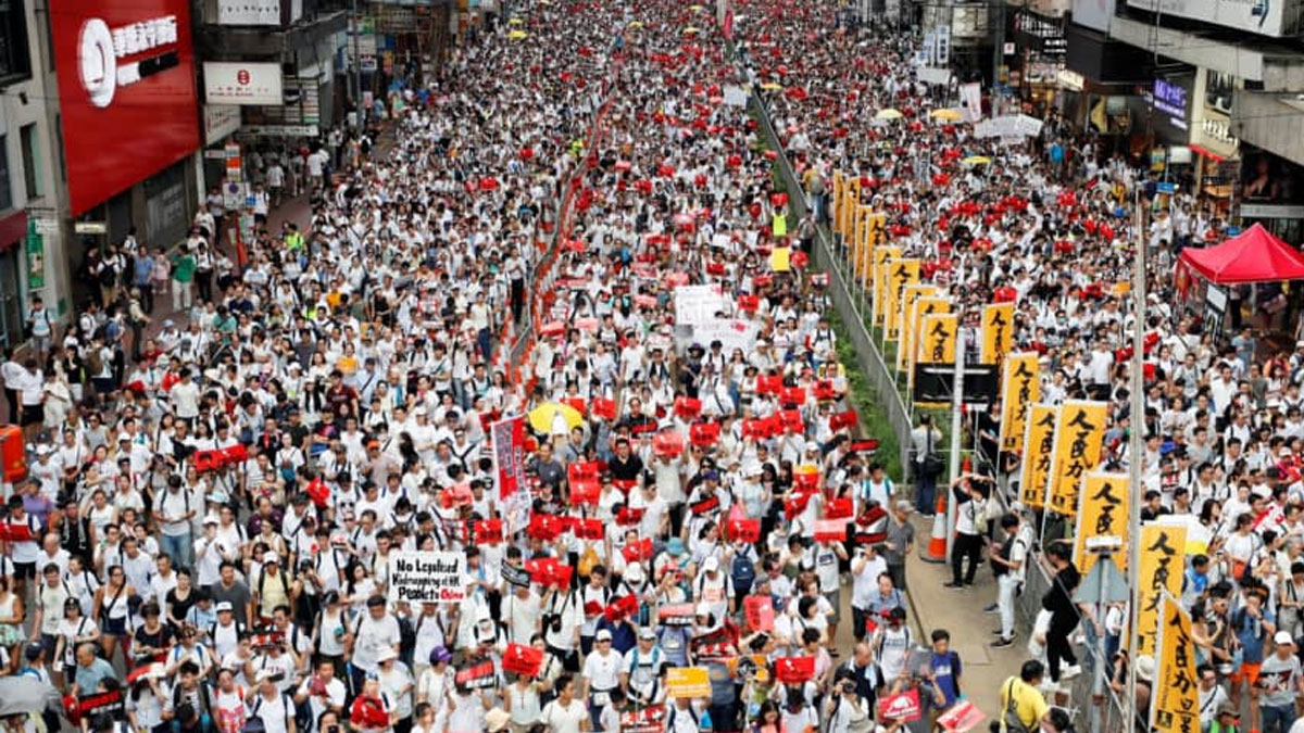 Hong Kong'ta 'muhaliflerin Çin'e teslimini' öngören yasa tasarısına karşı yüz binler sokakta